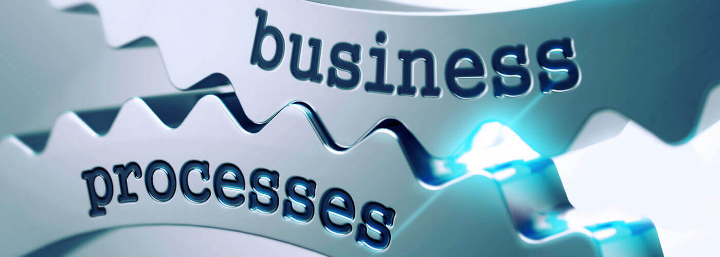 két fogaskerék köszörül, rájuk írva a "business" és a "processes" szavak.